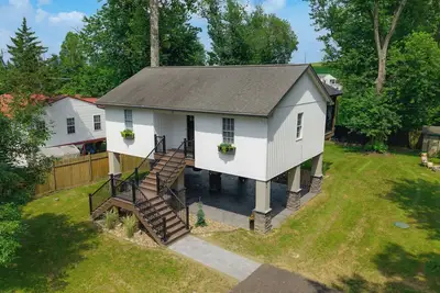 Image de Creekside Cottage | Romantic Waterfront Escape w/ Hot Tub!