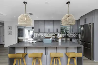 Image de Heated Pool! Huge Walk In Shower! 5 min to beach!