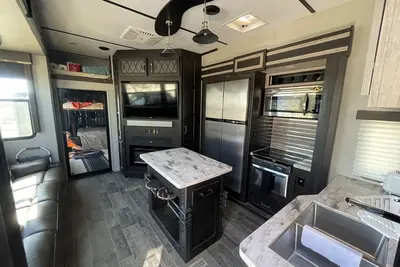 Image de Large, modern camper close to Glamis Sand Dunes