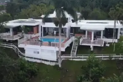 Image de Award winning mid century mansion with all amenities
