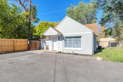 Image de Darling cottage home just minutes from downtown!