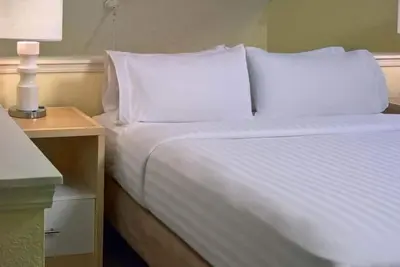 Image de Short Walk from Lake Abram Marsh! W/ Private Kitchen, Free Parking, Pet-friendly