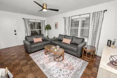 Image de Stylish 4 Bedroom home with a game room