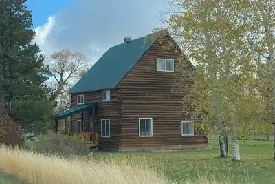 Image de Cozy, inviting log cabin near U. S. 20 on the way to Island Park and Yellowstone
