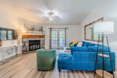 Image de Tranquil Lakefront Cottage, Fishing, Firepit, Boat