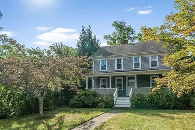 Image de Charming, Centrally Located Vineyard Home
