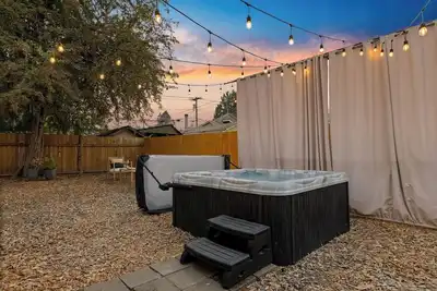 Image de Pet and Kid Friendly, Hot Tub, Steps to Downtown