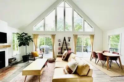 Image de Cozy Chalet, 5-acres, Newly Renovated with WiFi, Deck, Fire Pit & Grill