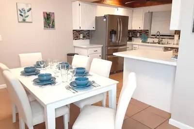 Image de Palm Gardens - Hot Tub - Screened Patio - Minutes to the Beach - Pets