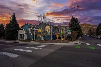 The Golden Townhouse. Walk to downtown and trails. Pets Welcome