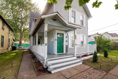 Image de Emerald Oasis: Tremont 4br Duplex by Christmas Story House | Patio, Laundry, Parking• 7 Min Downtown