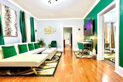Image de Emerald Oasis: Stylish Tremont 2br Lower Unit by Christmas Story House | Parking • 7 Min to Downtown