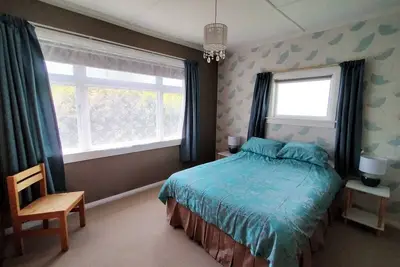 Image de Classic Kiwi Bach at Otaki Beach. Pet and Family Friendly!