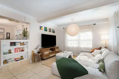 Image de Thai · Cozy Ginger Home with Pool · 12 minutes to Beach · Pet-Friendly