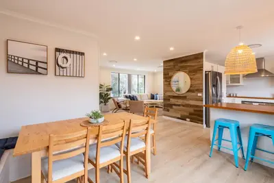 Image de Stylish family haven, 5 min to beach and shop