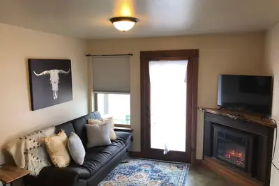 Image de Rustic, modern, and cozy condo located in central Missoula on the Milwaukee Path bike trail.