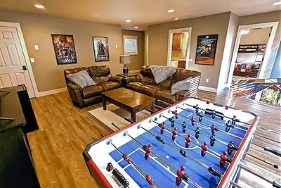 Image de Bear Trail / Perfect Spot! Sleeps 12, Wooded Neighborhood, Hot Tub & Fire Pit