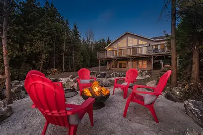 Image de Luxury Lakefront Retreat - 'The Aida' | Serene & Chic