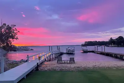 Image de New Waterfront Lake Murray Home -Dock and Patio -1hr from Masters