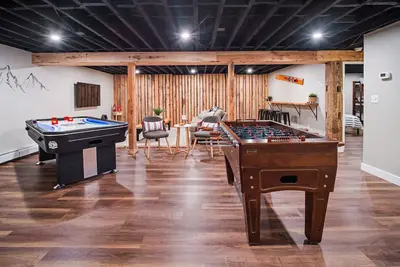 Image de Hot Tub, Game Room, Bbq & Playhouse Oasis – Family Retreat, 5mins to Lake!