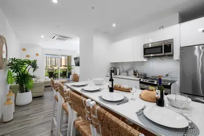 Image de Location is everything! Luxurious | on the strip! Steps from beach. Free parking