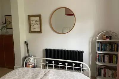 Image de Contemporary two bed flat with off street parking