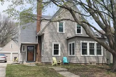 Image de Vintage cottage in Peabody Park neighborhood