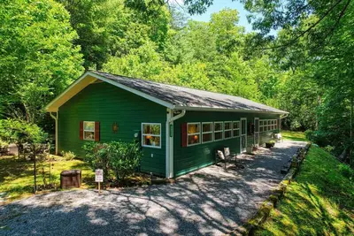 Image de Zen in the Woods - Gorgeous views! Multiple outdoor sitting spaces to enjoy. .