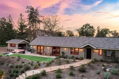 Image de Brand New Luxury Home (2bd\/2. 5ba) - Private Hottub