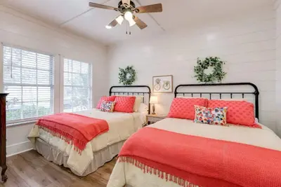 Image de 1930's Bungalow steps away from Laurel's Historic District!