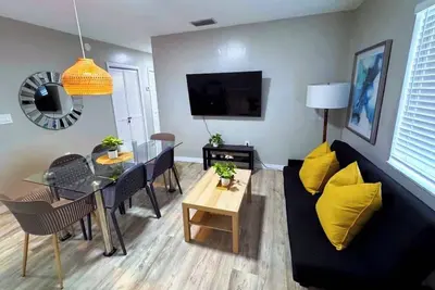 Image de House Steps from Design District