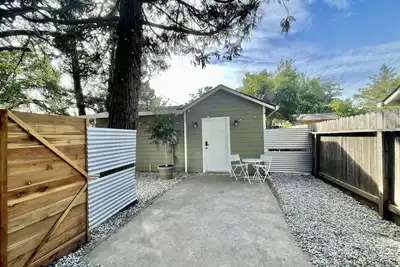 Image de Adorable Cottage in downtown Middletown - Close to Harbin Hot Springs!