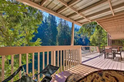 Image de Spacious Kalama Studio w/ Riverfront Deck!