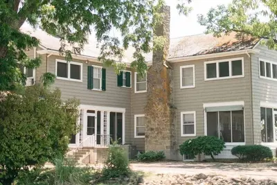 Image de Main Residence: 5 beds, 5 baths, sleeping porches, & full kitchen.