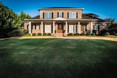 Image de Uga Game Weekend Home\nSleeps 4