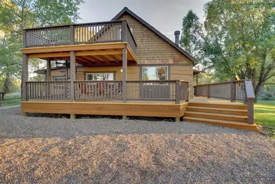 Image de Cozy Augusta Cabin w/ Furnished Deck & Grill!