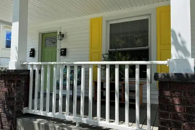 Image de Apt A The Yellow Shuttered House