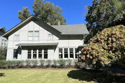 Image de Fully Renovated Historic Home Steps from Uga
