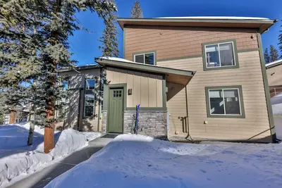 Image de Hygge Cabin—Elegant, Pet-Friendly Escape with Ski Shuttle and Serene Setting