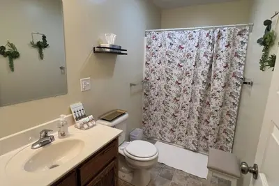 Image de Cozy, centrally-located home!