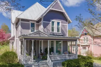 Image de Lady Viola - Victorian w/ Balcony Hot Tub
