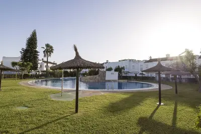Image de Duplex Near The Beach - Charming house with shared pool and free WiFi.