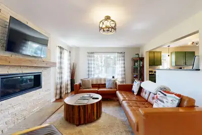 Image de Modern, mountain-view townhome with fireplace & W/D - walk to Riverwalk & park