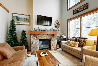 Image de Second-floor condo with fireplace, washer/dryer, balcony, & hot tub