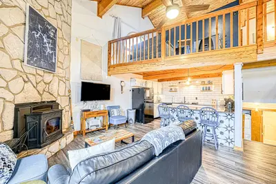 Image de Spacious mountain-view townhome with pool, lake access & deck