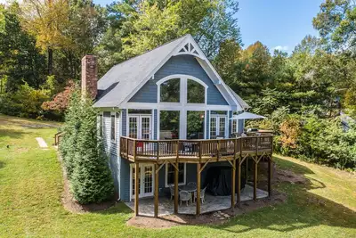 Image de Beautiful lakefront home with fireplace, deck, central Ac, & washer/dryer