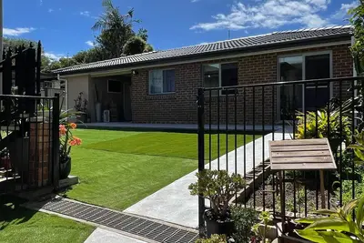 Image de 3 bedrooms Villa home, located 1 street away from the lake