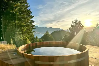 Image de Amongst the pines, 2 bedroom bach, Stellar Views