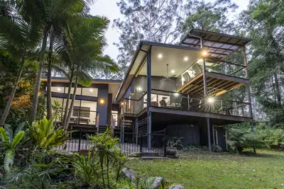 Image de Tranquil tropical oasis. Just a short walk to the lake.