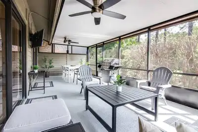 Image de Renovated Home with Workspace | Sunroom | Outdoor Dining and Pool Access | Extended Stays Welcome!